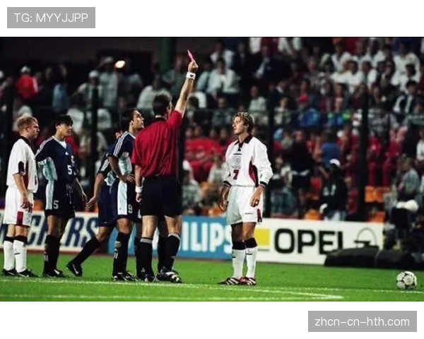 即时:奥格斯堡球员因危险动作被直接红牌罚下 即时:奥格斯堡球员因危险动作被直接红牌罚下